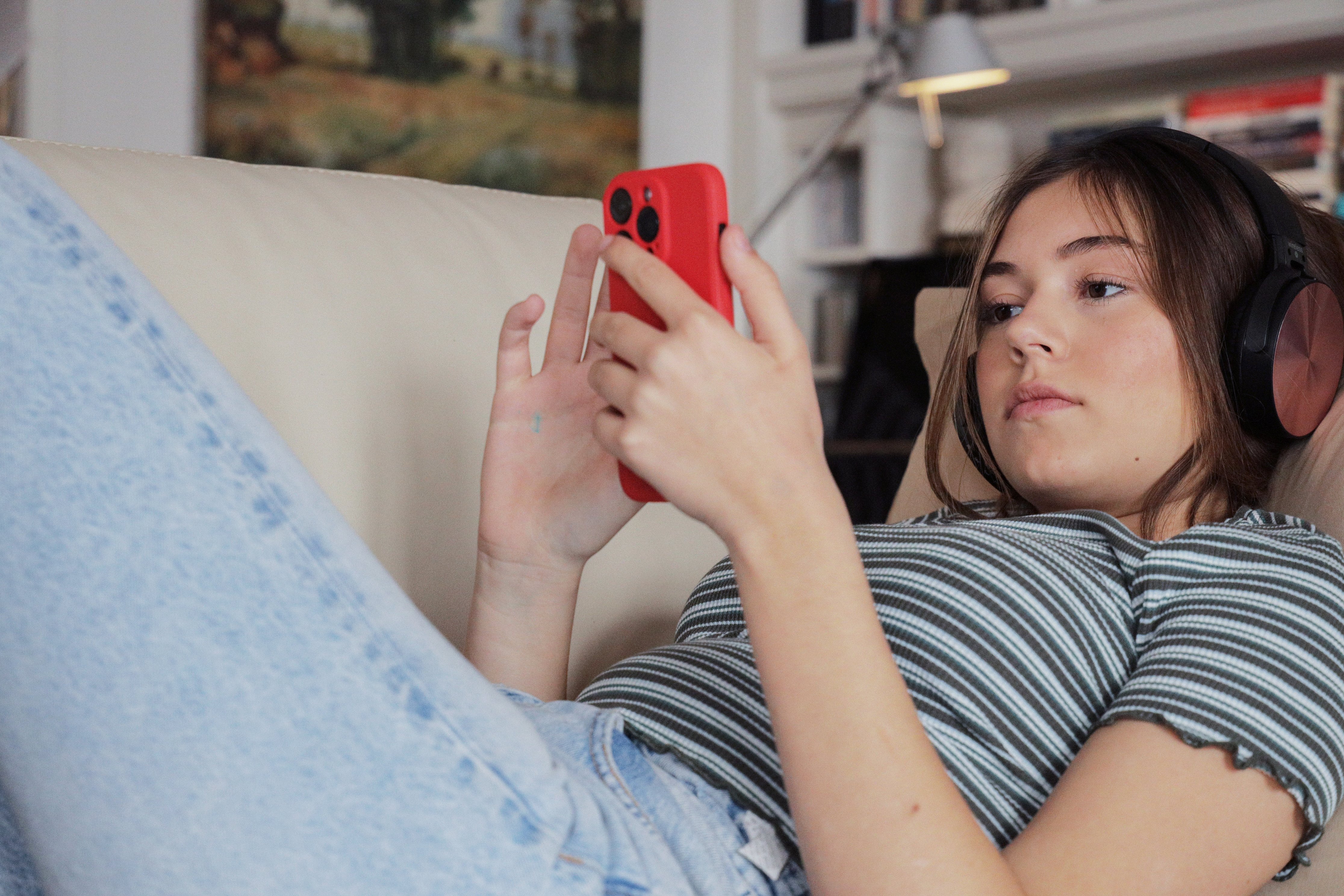 teen_girl_mobile_1
